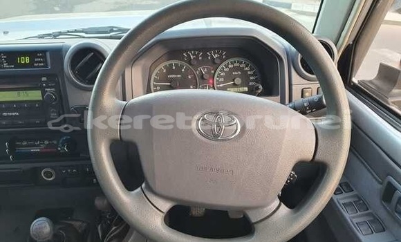 Buy Used Toyota Land Cruiser Silver Car in Seria in Belait Buy Used Toyota Land Cruiser Silver Car in Seria in Belait