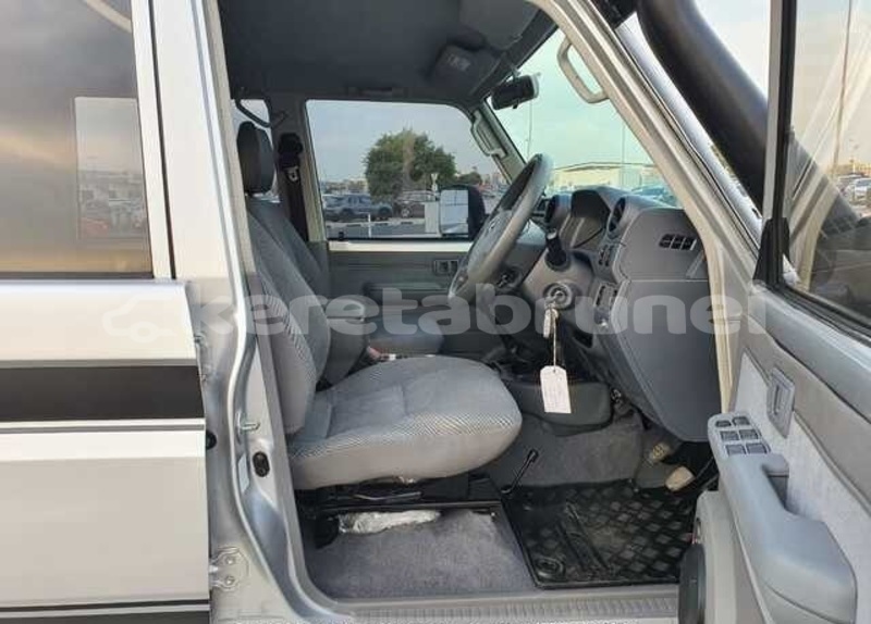 Big with watermark toyota land cruiser belait seria 7715