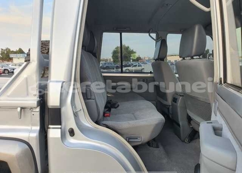 Big with watermark toyota land cruiser belait seria 7715