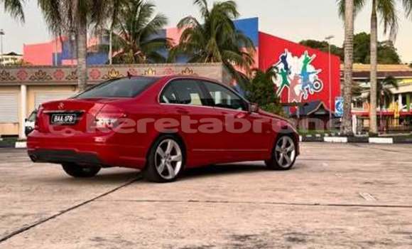Buy Used Mercedes Viano Red Car in Bandar Seri Begawan in Brunei-Muara