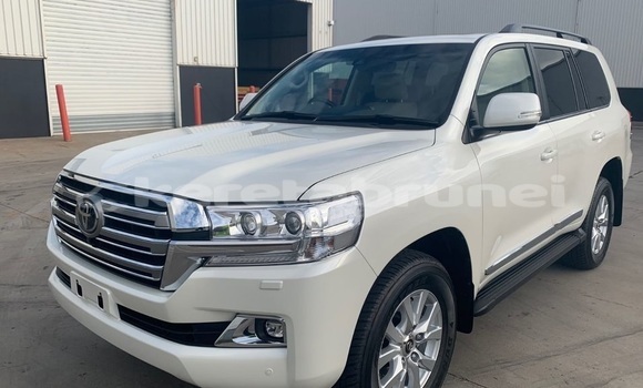 Buy Used Toyota Land Cruiser White Car in Bandar Seri Begawan in Brunei-Muara