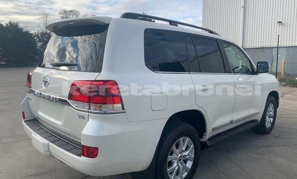 Buy Used Toyota Land Cruiser White Car in Bandar Seri Begawan in Brunei-Muara Buy Used Toyota Land Cruiser White Car in Bandar Seri Begawan in Brunei-Muara