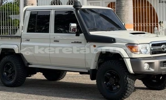 Buy Used Toyota Land Cruiser White Car in Bandar Seri Begawan in Brunei-Muara