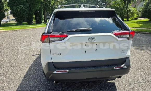 Buy Used Toyota RAV4 White Car in Kuala Belait in Belait Buy Used Toyota RAV4 White Car in Kuala Belait in Belait