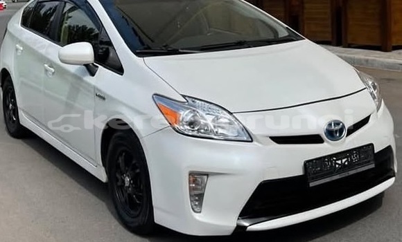 Buy Used Toyota Prius White Car in Bandar Seri Begawan in Brunei-Muara